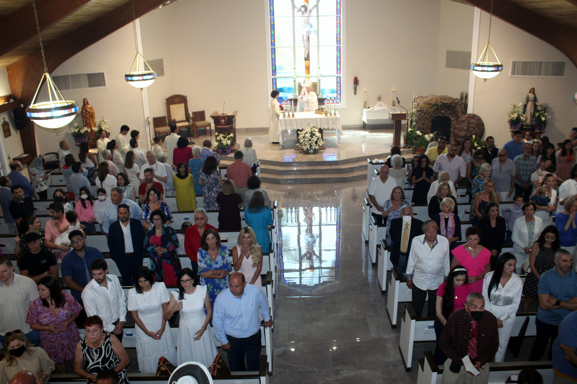 A crown with their backs on the altar